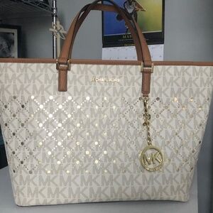 Michael Kors Large Jet Set Tote & Logo Charm